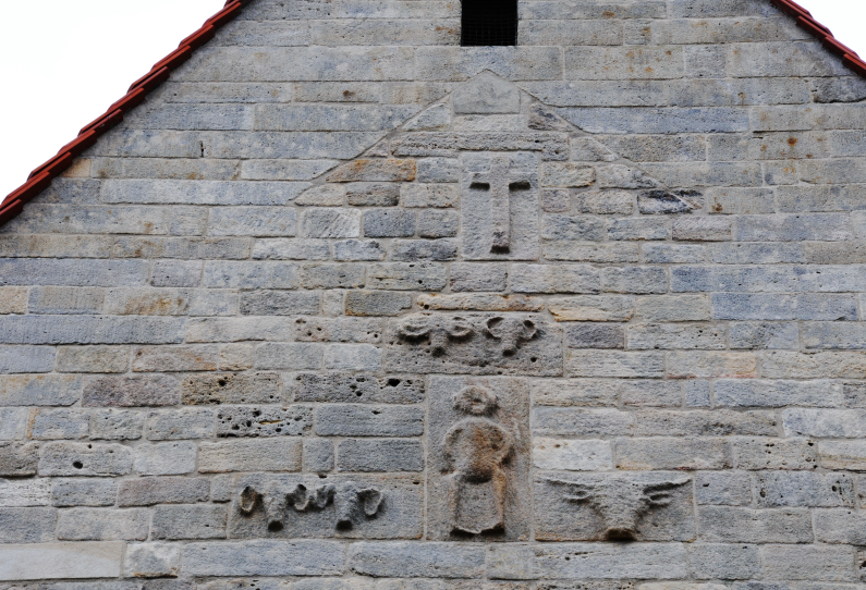 Belsener Kapelle Figuren am Giebel Urgeschichtliche Wanderseminare Belsener Kapelle 1